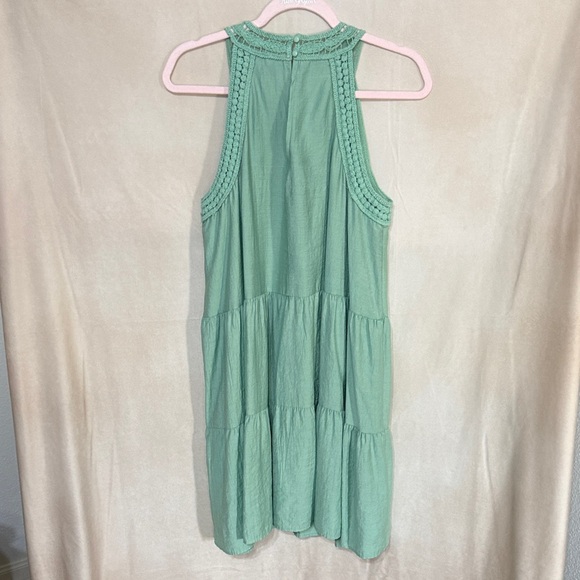 Green Sleeveless Crochet Dress - Picture 4 of 11